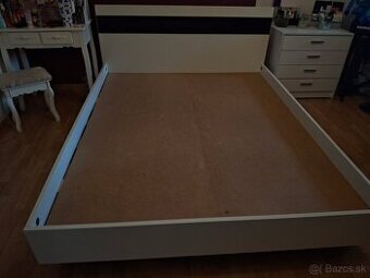 Predám manželskú posteľ + rošty o rozmere 160 x 200 cm...pos
