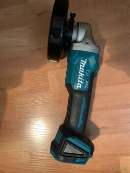 Makita karbobruska DGA 506