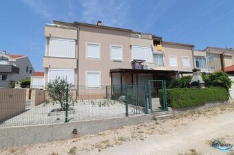 Vodice - zariadený byt v kľudnej lokalite s výhľadom na more
