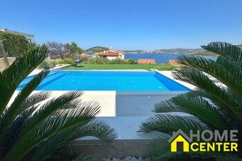 NA PREDAJ novopostavená vila s bazénom /280 m² / Dalmátsko,