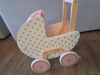 Drevený kocik pre bábiky + choditko