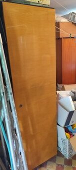 Vysoká staršia skriňa