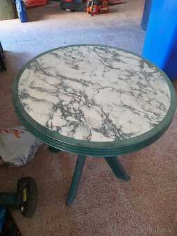 Záhradný plastový stolík