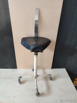 Výškovo nastaviteľná kovová stolička