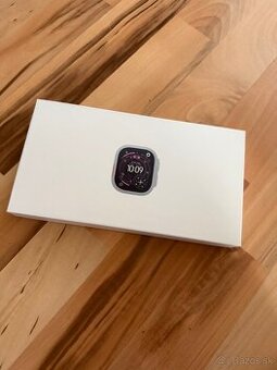 Strieborné inteligentné hodinky Apple Watch Ultra 3
