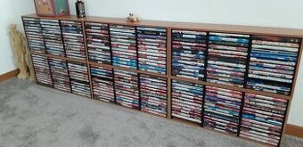 Predám 10 poličiek na DVD kazety vrátane kaziet - 1