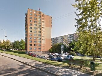 Ponúkam na predaj 4 izbový byt s balkónom v Štúrove.