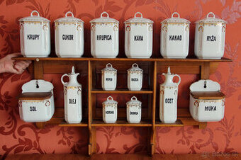 Starožitné koreničky v poličke