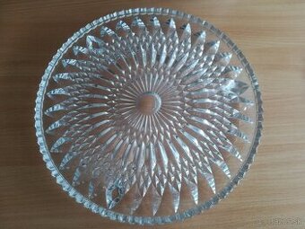 Krasna sklena tacka na sklenych pozickach.