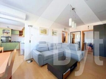 VEĽKÝ 2-IZBOVÝ BYT V CENTRE S BALKÓNOM A  ZARIADENÝ