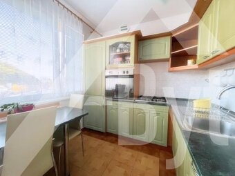 VEĽKÝ 2-IZBOVÝ BYT V CENTRE S BALKÓNOM A  ZARIADENÝ