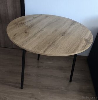 Prirucny okruhly stolik s 3 nohami