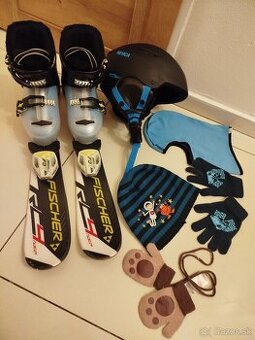 Lyže, lyžiarky, prilba pre malé dieťa