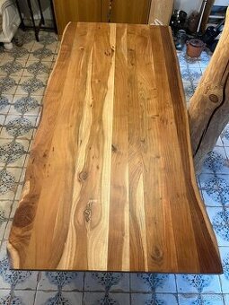 Masívny drevený stôl