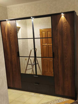 Šatníková skriňa s LED osvetlením+ darček