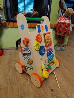 Vzdelávacie drevené chodítko pre deti