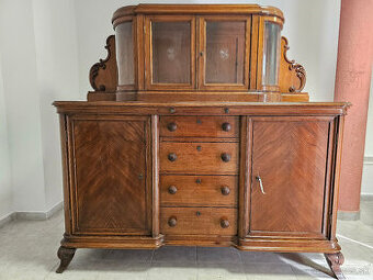 Predám starožitnú komodu v vitrínou