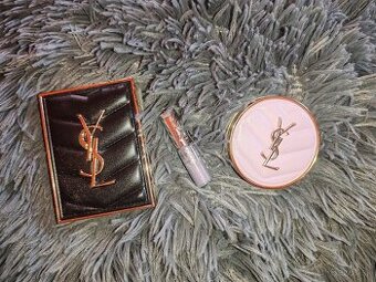 Tiene a licenka plus lesk na pery ysl