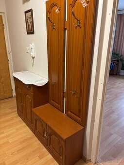 Predám predsieňovú vešiakovú skriňovú súpravu.