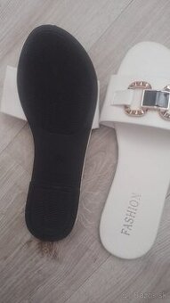 Nove biele slapky