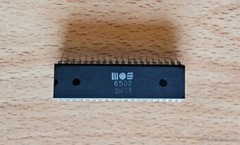 MOS 6502 procesor pre 8-bit floppy Commodore 1541, Atari 810