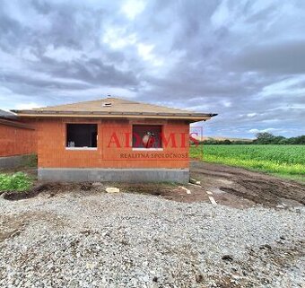 Predáme 4izb. tehlový bungalov všetky IS,pozemok 606m2, Rusk