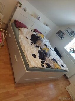 Posteľ Brimnes s roštom, matracom a komoda Brimnes