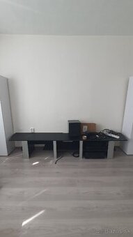 Stolík pod TV obývacia stena