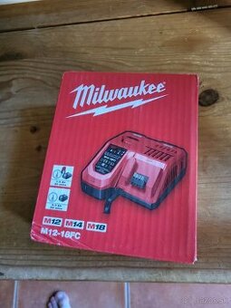 MILWAUKEE M12™ - M18™ Rýchlonabíjačka