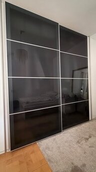 Ikea Pax 8 čiernych panelov na posuvné dvere