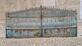 Kovaná brána / plot