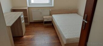 študentská izba, stôl, posteľ, nočný stolík,komoda