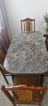 Stôl a stoličky