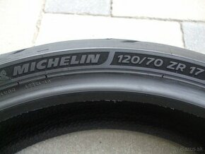 Predna pneu 120/70 R17 Michelin Road 6, vyroba november 2021