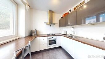 Prenájom veľkého 4-izbového bytu s loggiou, 93 m², Trenčín –