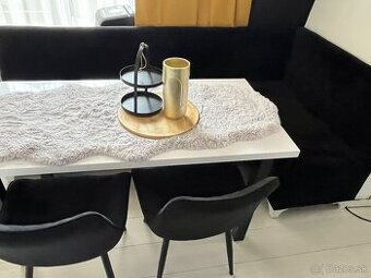 Elegantná rohová lavica so stolom