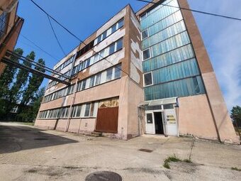 Priemyselná budova v stráženom chemickom areáli