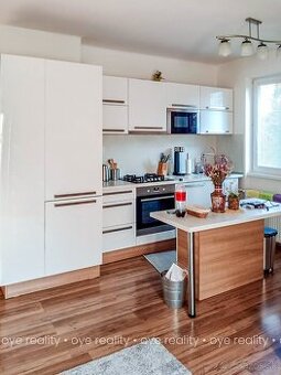 Na predaj moderný 3-izbový tehlový byt s balkónom a klimatiz