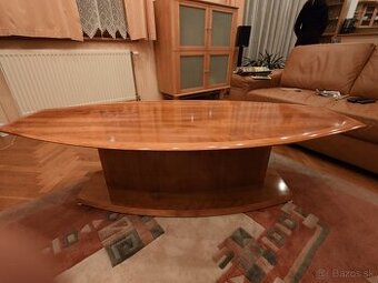 Drevený autorský konferenčný stolík