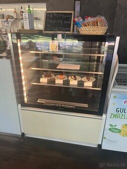 Chladiaca cukrarska vitrina na zakusky