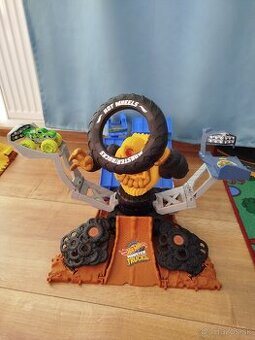 Hot Wheels Monster Trucks Mega-Wrex vs Crushzilla