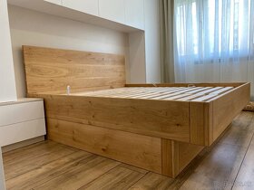 Masívna dubová posteľ s úložným priestorom