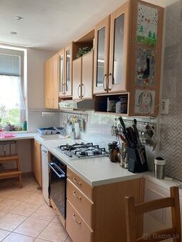 Staršia kuchynská linka so spotrebičmi