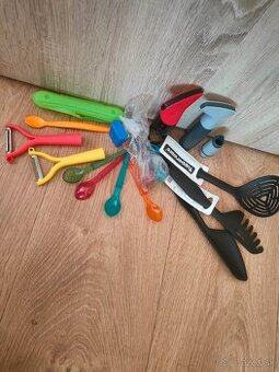 Nové tupperware škrabky, závesné lyžičky, kliešte, vyvrtka