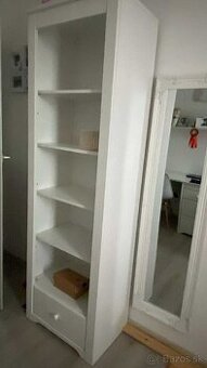 Biela knižnica do dievčenskej izby