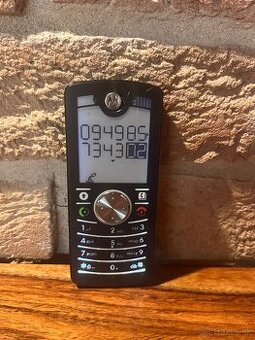 Motorola MOTOFONE F3 monochromaticky displej
