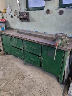 Pracovný stôl - ponk so zverákmi