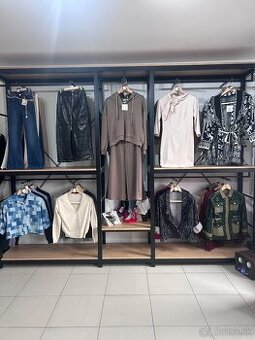 Kovový regál na šatstvo