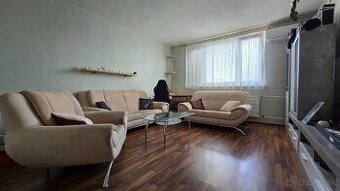 Priestranný 3izbový 77 m2 byt s loggiou – Levice – Vinohrady