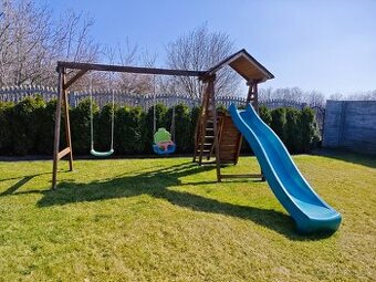 Detské drevené ihrisko s domčekom a šmykľavkou a hojdackami